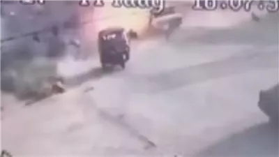 توكتوك ينجو بأعجوبة من هجوم طائرة إسرائيلية (فيديو)