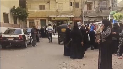 قلق وترقب لأولياء الأمور أمام لجان امتحانات الشهادة الإعدادية في الدقهلية (فيديو وصور)
