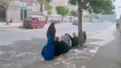 تجمع أولياء أمور طلاب الشهادة الإعدادية أمام مدارس الإسكندرية (صور)