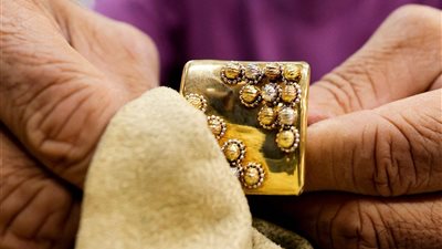 100 دولار تراجعا في سعر أونصة الذهب بختام تعاملات الجمعة