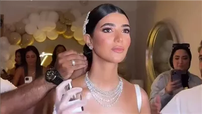 أخبار الفن اليوم.. تمثال الزعيم عادل إمام يضع ليلى علوي في مأزق.. لقطات من حفل زفاف شقيقة المخرج محمد سامي