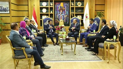 وزير الرياضة يترأس لجنة مناقشة رسالة دكتوراه بآداب المنصورة (صور)