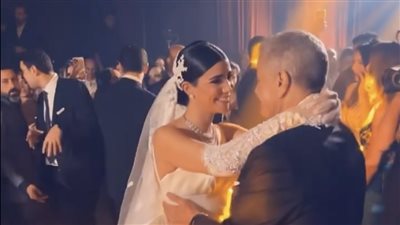 ريم سامي ترقص مع والدها على أنغام 