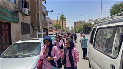 طلاب الشهادة الإعدادية بالأقصر عن امتحان اللغة العربية: سهل وخلصناه في نص الوقت (فيديو)