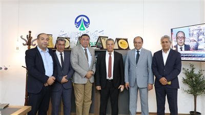 رئيس تجارية الجيزة يبحث آليات المشاركة في إعادة إعمار ليبيا 