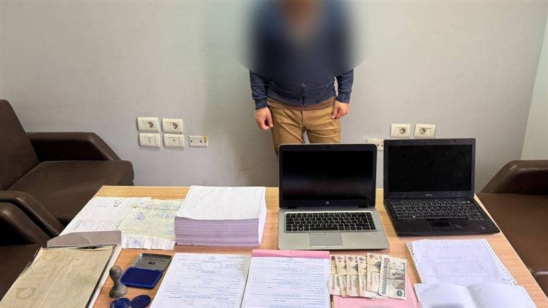 ضبط موظف لتزوير المحررات