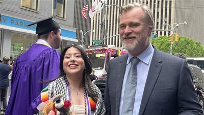 حقيقة صورة كريستوفر نولان مع ابنته بالكوفية الفلسطينية (صور)