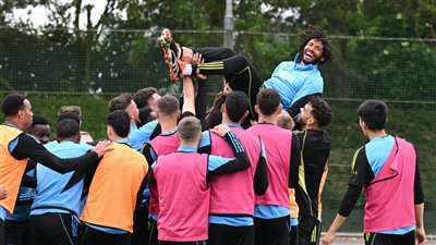 لاعبو آرسنال يودعون محمد النني بعد إعلانه الرحيل