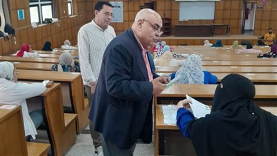 نائب رئيس جامعة دمنهور يتفقد سير امتحانات الفصل الدراسي الثاني