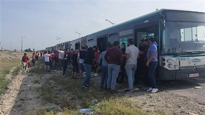 قوات أمن إستاد رادس توزع مياه وعصائر على جماهير الأهلي 