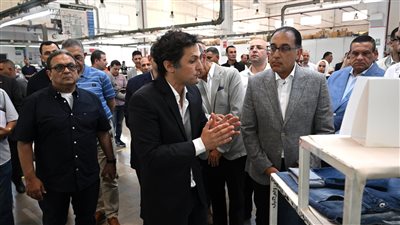 رئيس الوزراء يتفقد مصنع شركة 