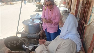 بخلطة سحرية وقدرة عمرها 80 عاما، أشهر بائع فول نابت في قنا يروي رحلته مع 