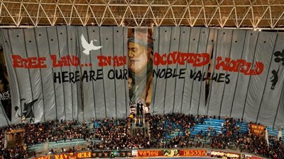 أرض حرة في عالم محتل، تيفو جماهير الترجي لدعم فلسطين (صور)