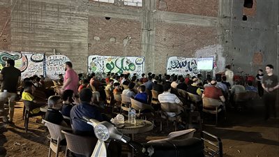 إقبال جماهير الأهلي على أحد مقاهي المحلة لمشاهدة مباراة الترجي