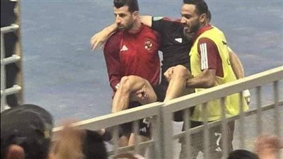 متولي وكهربا يحملان معلول خارج الملعب بعد إصابته أمام الترجي 
