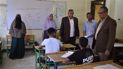 استبعاد رئيس لجنة وضبط طالب حاول الهروب بورقة الإجابة في امتحانات الإعدادية بسوهاج