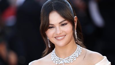 رد فعل سيلينا جوميز لحظة الوقوف والتصفيق لفيلمها Emilia Perez في كان (فيديو)