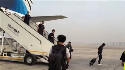 وصول بعثة الأهلي إلى مطار القاهرة قادمة من تونس والخطيب يخطف الأضواء (فيديو) 