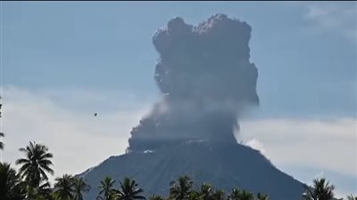 إجلاء سكان 7 قرى، بركان إيبو الإندونيسي يثور ويطلق سحابة من الرماد