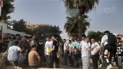 تفتيش ذاتي أمام البوابات، طلاب الإعدادية بالغربية يبدأون امتحان 