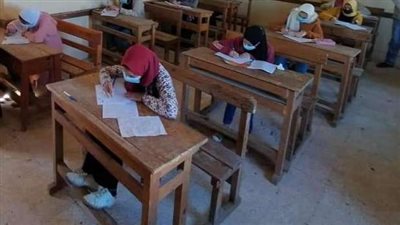 طلاب الشهادة الإعدادية بمحافظة الفيوم يؤدون امتحان اللغة الإنجليزية 