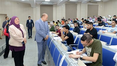رئيس جامعة المنصورة يتفقد الامتحانات بكليتي الحقوق والتجارة (صور)