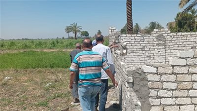 تنفيذ إزالة في المهد لبناء مخالف بالزينية في الأقصر