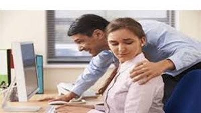 استشاري تشريعات يوضح عقوبة التحرش الإلكتروني (فيديو)