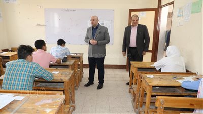 يؤديها 58 ألف طالب، محافظ بني سويف يتفقد لجان امتحانات الإعدادية (صور)