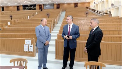 رئيس جامعة المنصورة يتفقد أعمال تجديد المدرجات بكلية الحقوق