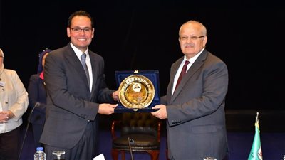 إهداء درع معلومات الوزراء إلى رئيس جامعة القاهرة