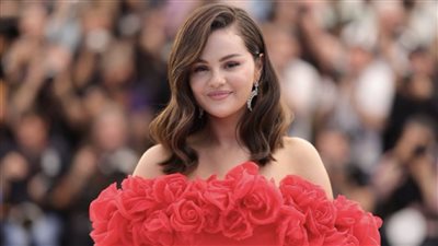 مهرجان كان، سيلينا جوميز بفستان أحمر ساحر في جلسة تصوير فيلمها