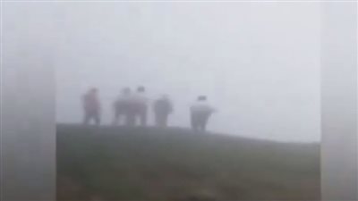 أول فيديو يوثق عمليات البحث عن طائرة رئيس إيران بعد سقوطها