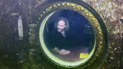 رجل يعيش تحت الماء 93 يوما ويخرج أصغر سنا، ما القصة؟