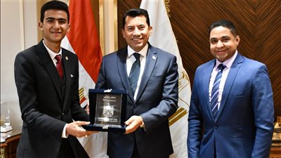 أشرف صبحي يكرم شابا بعد فوزه بالمركز الثاني على العالم في الطاقة المتجددة