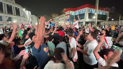بالشماريخ، احتفالات جنونية لجماهير الزمالك بالنادي وميت عقبة (فيديو وصور)