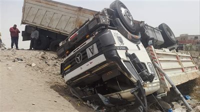 انقلاب سيارة مقطورة على طريق الإسماعيلية بورسعيد (صور) 