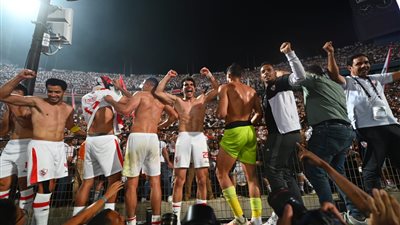 احتفالات نجوم الزمالك بالكونفدرالية مع جمهور الأبيض (صور)