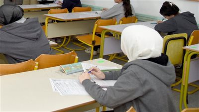 طلاب الشهادة الإعدادية بالجيزة يؤدون امتحان الهندسة اليوم
