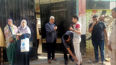 تفتيش طلاب الإعدادية أمام اللجان استعدادا لأداء امتحان مادة العلوم بالدقهلية (فيديو وصور)