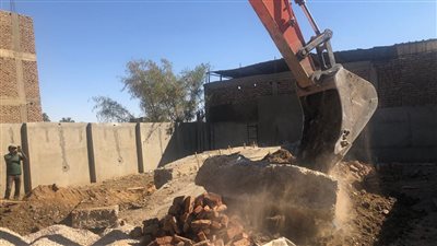 إزالة بناء مخالف على مساحة 120 مترا بمدينة الأقصر