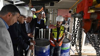 مدبولي يعاين أعمال الحفر من داخل أحد أنفاق المترو (صور)