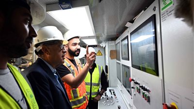 رئيس الوزراء يستقل مترو الأنفاق من محطة جامعة القاهرة 