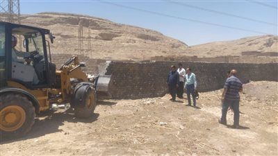 إزالة 5 حالات تعد على أراضي زراعية وبناء مخالف بمراكز أسيوط