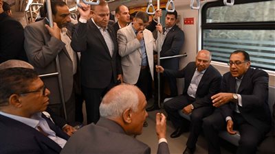 من جامعة القاهرة لـ التوفيقية، مدبولي يستقل المترو للاطمئنان على محطات الخط الثالث الجديدة (صور) 