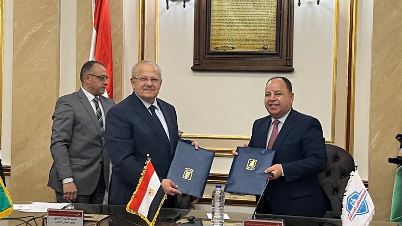 وزير المالية مع رئيس