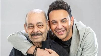 والد مصطفى قمر يخضع لعملية جراحية 