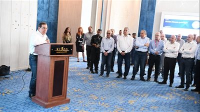 وزير البترول يتفقد سير العمل في غرفة إدارة المناورة البحرية بميناء الحمرا