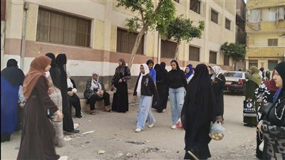 طلاب الإعدادية يبدأون امتحان مادة الدراسات الاجتماعية بالدقهلية (فيديو وصور)