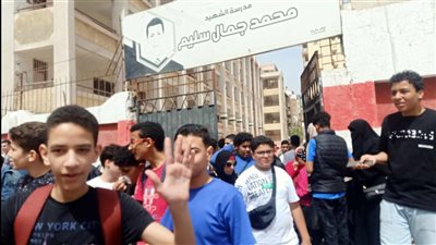 خروج طلاب الإعدادية بعد أداء امتحان الدراسات الاجتماعية بالدقهلية (فيديو وصور)